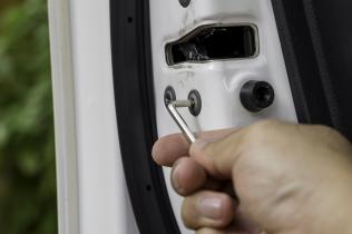 professional locksmith fixes car door